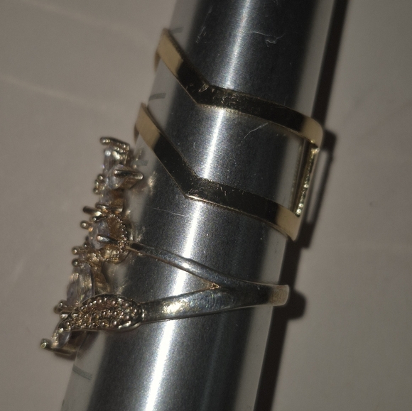 Floral ring - Picture 2 of 3